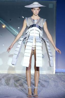 Hussein Chalayan anamatronic dress