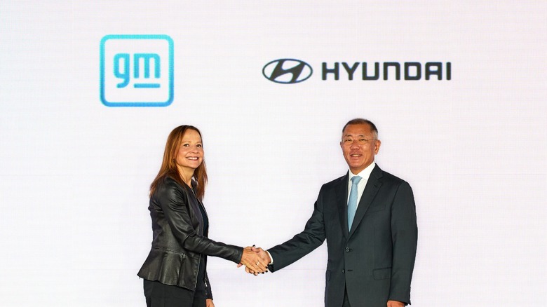 Hyundai executive chair Euisun Chung and GM CEO Mary Barra shaking hands