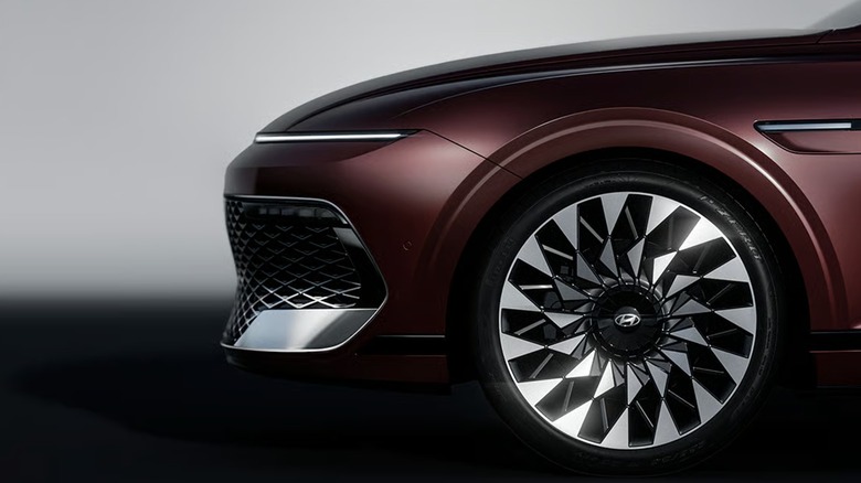 Side view of 2027 Hyundai Grandeur nose