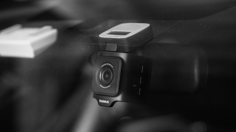 Baseus PrimeTrip VD1 Pro dashcam installed on a windshield