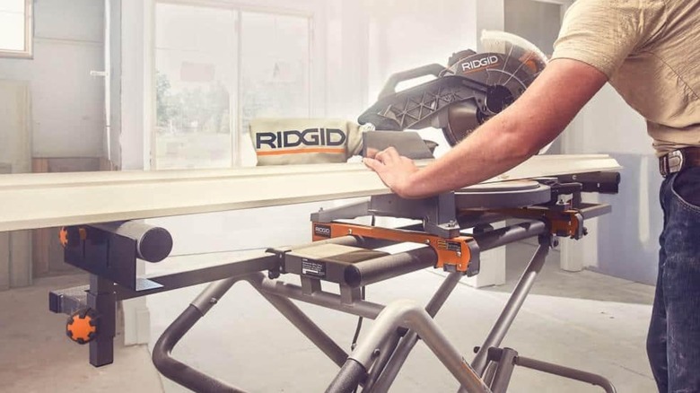 using miter saw on Ridgid saw stand