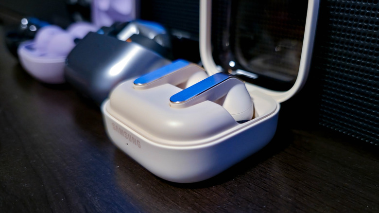 Shallow-focus image of Samsung Galaxy Buds Pro, Buds2 Pro, Buds3 Pro, and Buds4 Pro posed on desk