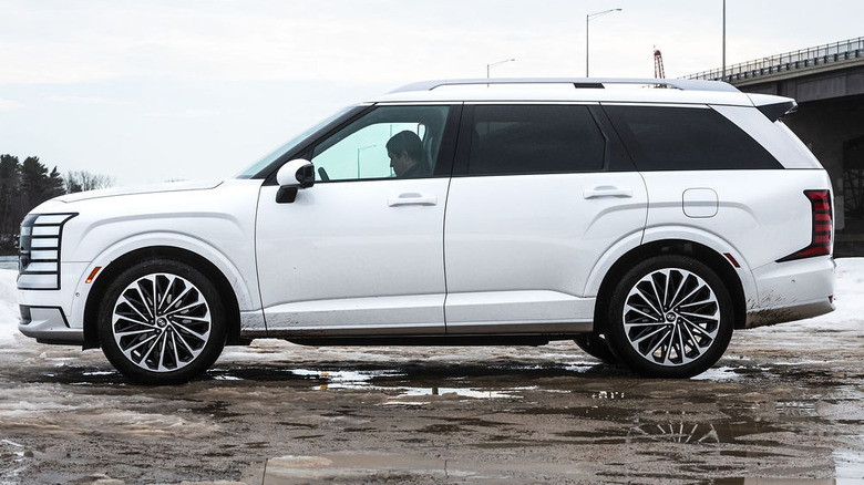 Profile photograph of the 2026 Hyundai Palisade Calligraphy, parked.