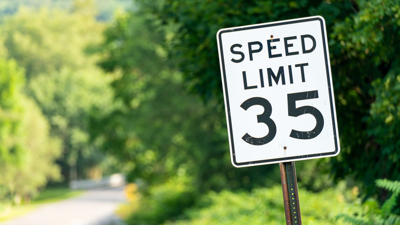 If There Isn't A Speed Limit Sign Anywhere In Sight, Here's What You ...