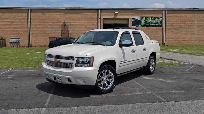 parked tan 2007 Chevrolet Avalanche