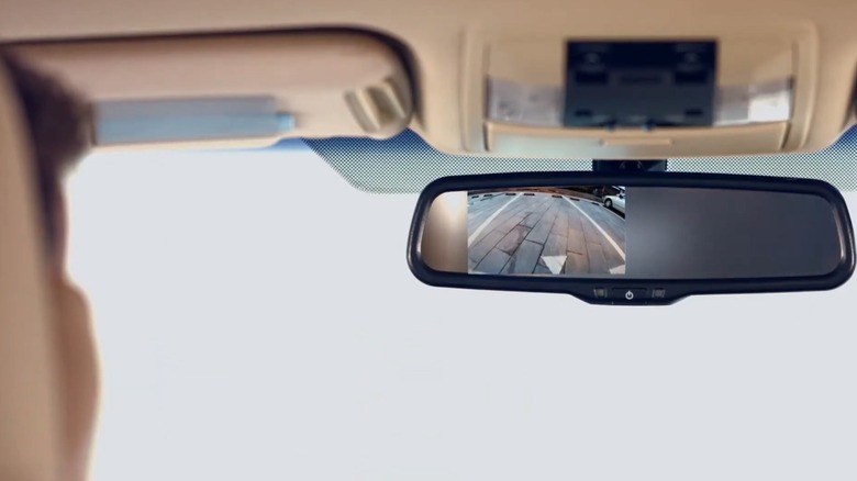 Auto-Vox T2 rearview mirror with camera activated