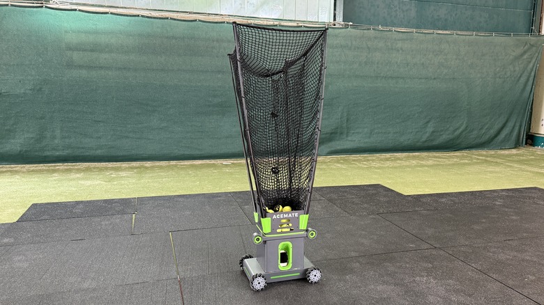 Acefast robot on a tennis court