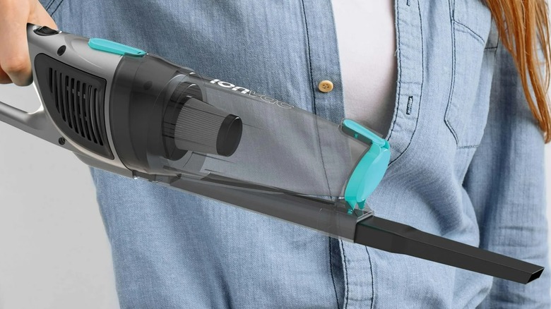 A person holding a Tzumi ionvac in its handheld form.