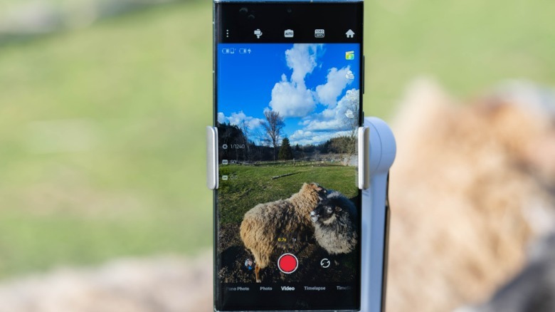 Insta360 Flow holding smartphone