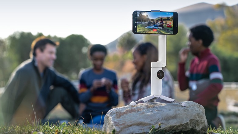 Insta360 Flow Announced – Smartphone Gimbal with AI Tracking Stabilizer for  Videos