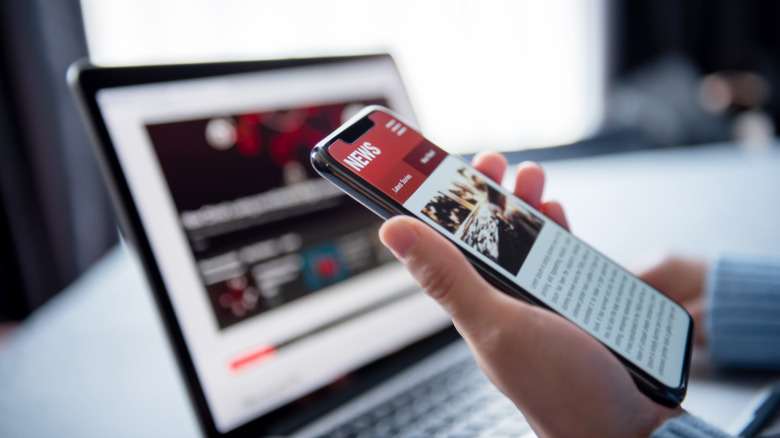 news app smartphone laptop