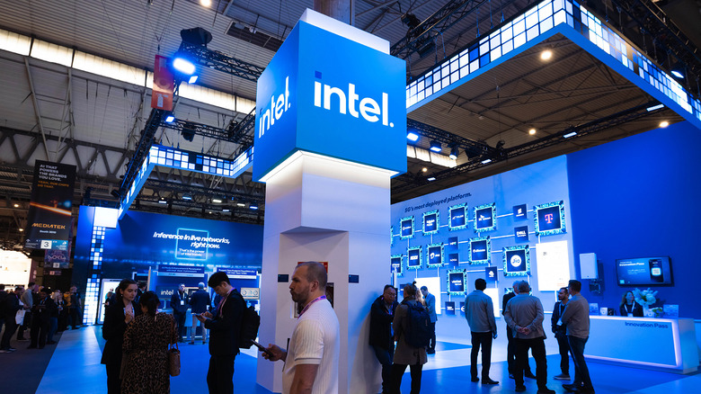 Media members walking around during Intel's MWC Barcelona event