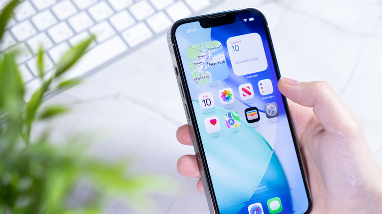 Home screen of an iPhone running iOS 26.