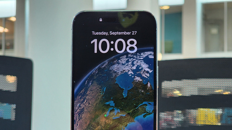 iPhone 14 Pro's lock screen