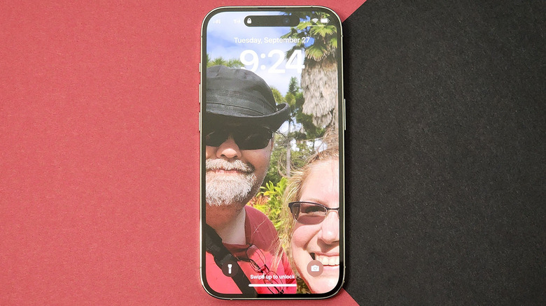 iPhone 14 Pro lock screen