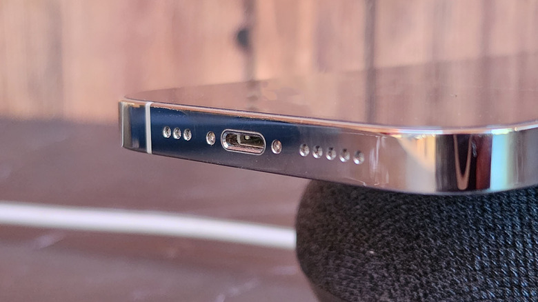 iPhone 14 lightning port