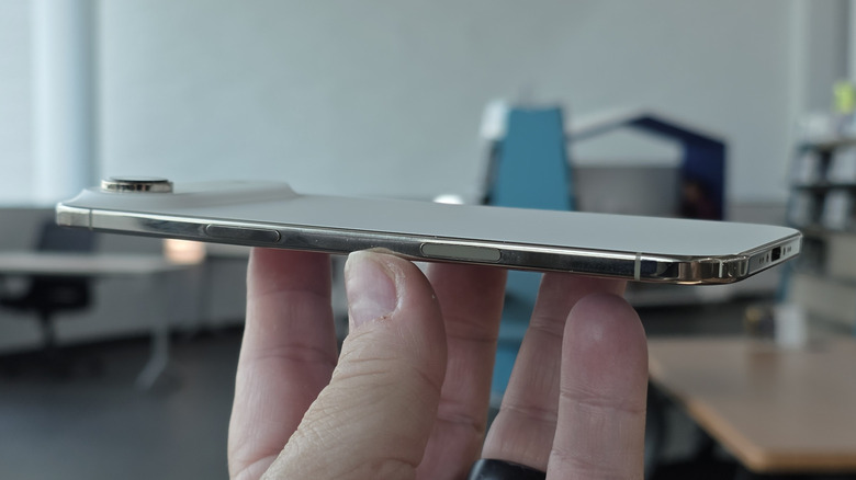 Man hold iPhone Air in his hand