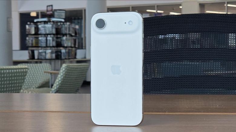 Man hold iPhone Air in his hand