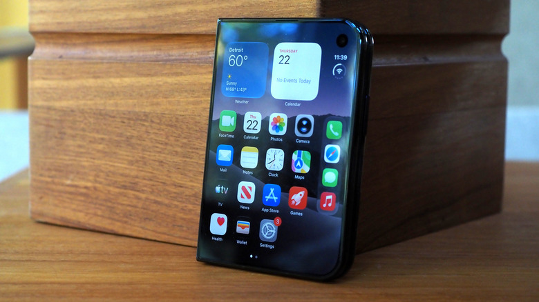 iPhone Duo homescreen on exterior display with phone folded