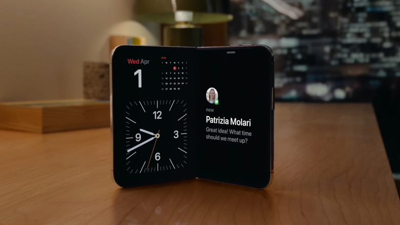 StandBy mode on the iPhone Duo
