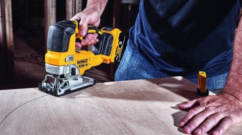 Making curved cuts with a DeWalt jigsaw