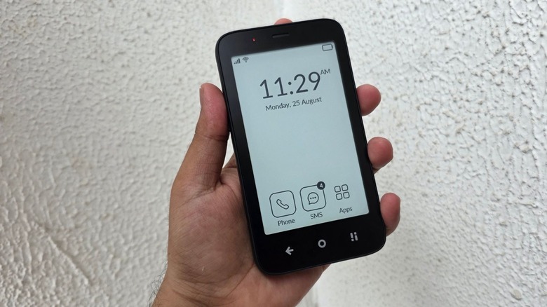 Person holding Mudita Kompakt phone.