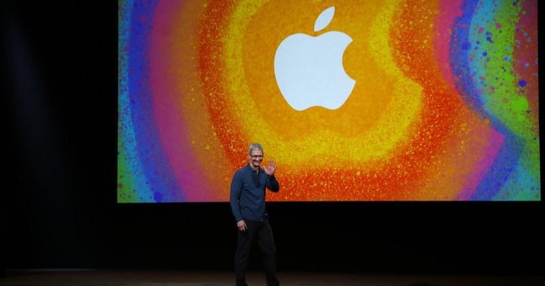 apple_tim_cook_waving