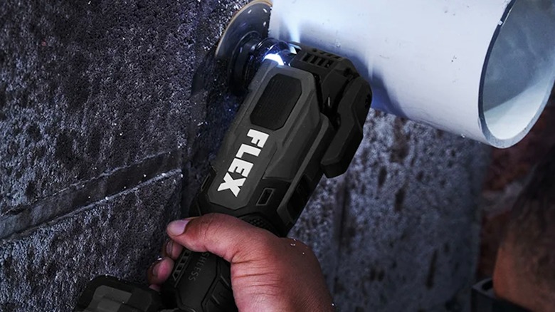 Flex 24V Cordless Brushless 5-speed Oscillating Multi-Tool in use