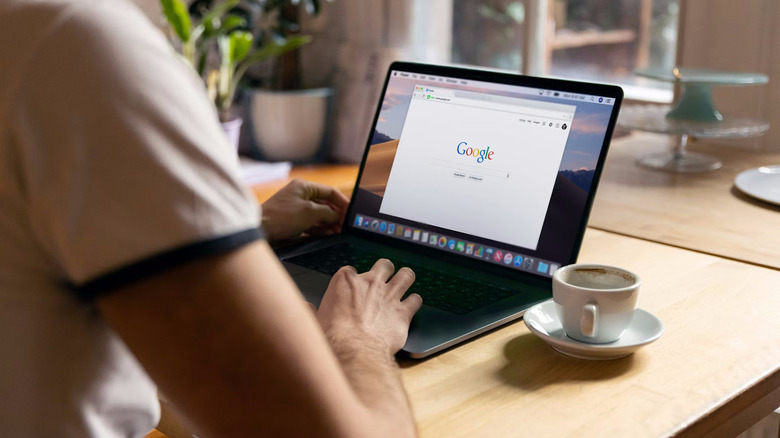 Man uses Chrome on Apple MacBook in a cafe or restaurant