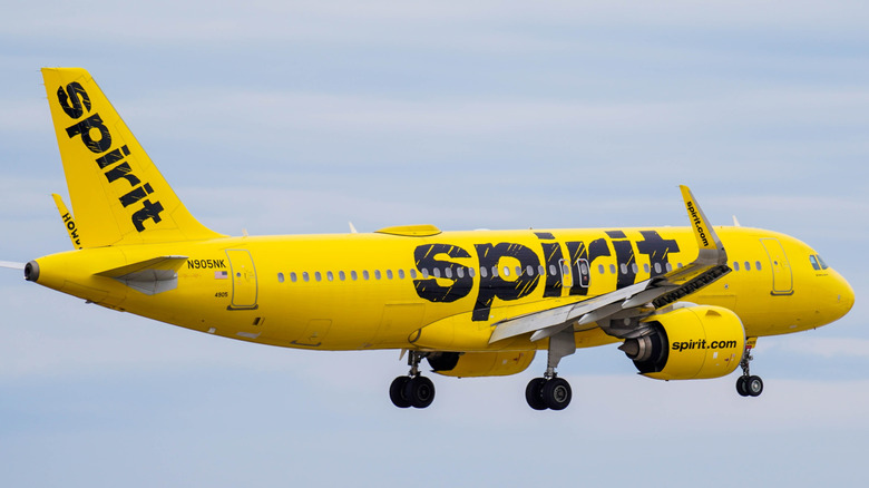 spirit airplane N905NK on landing approach