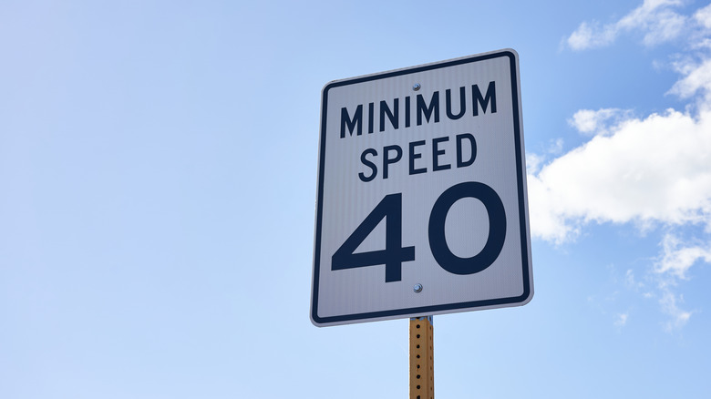 An image of a minimum speed 40 traffic sign under clear blue skies.