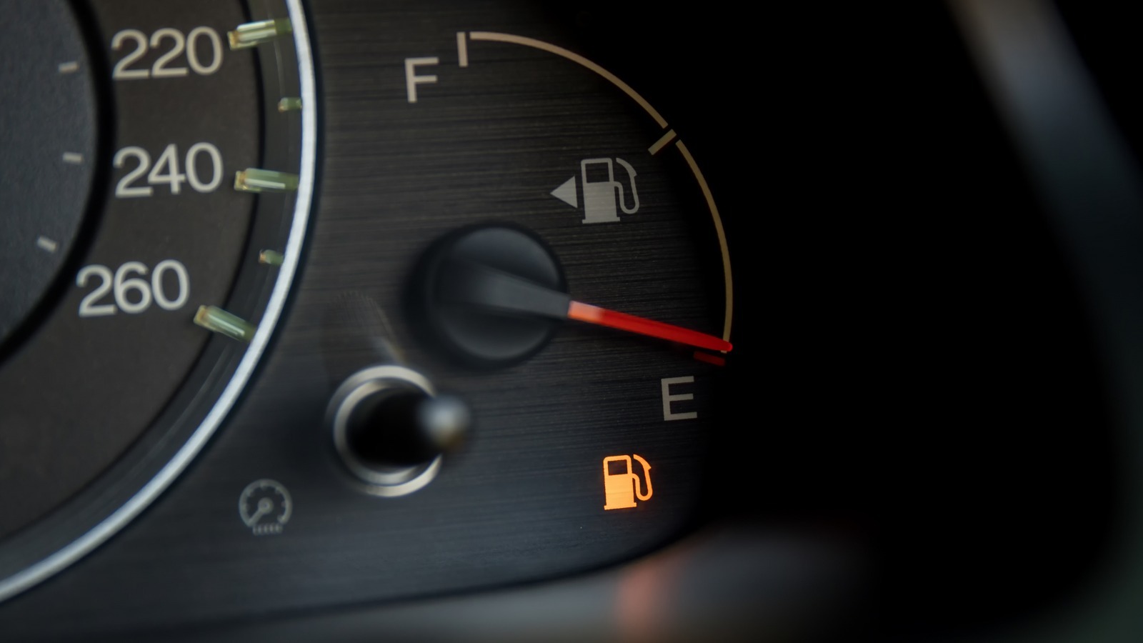 آیا رانندگی با خودروی خود با چراغ بنزین روشن است؟