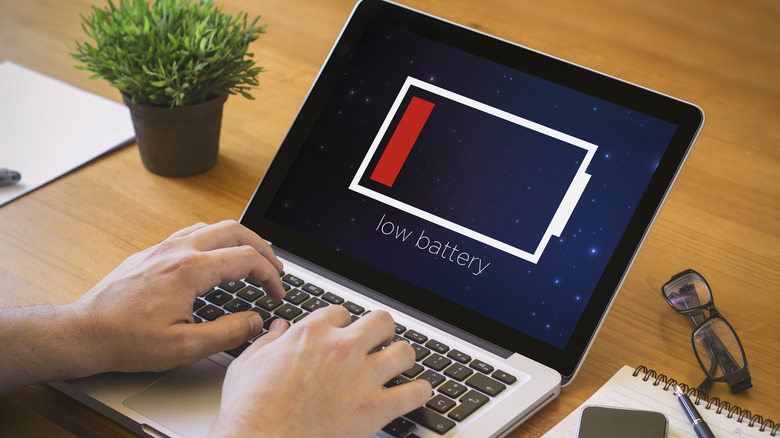 Tela do laptop mostrando bateria fraca