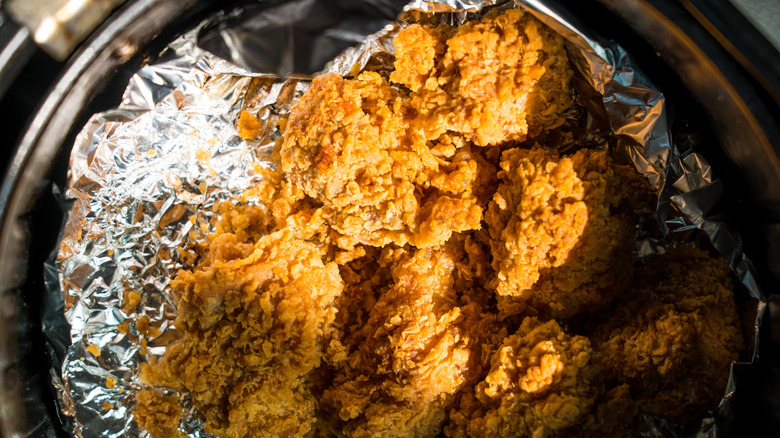 Heating a fried chicken with foil in an airfryer