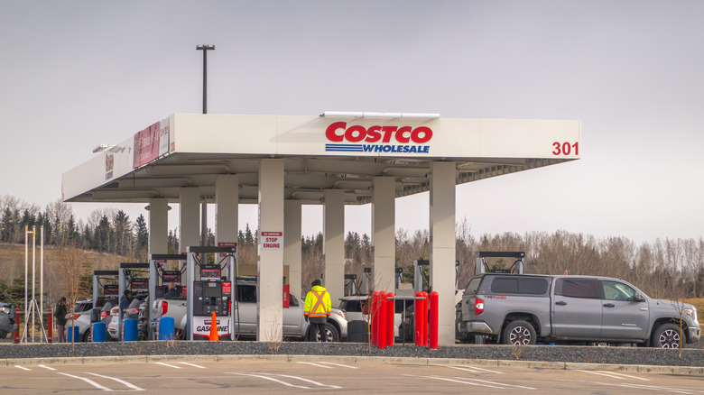many cars using Costco gas pumps