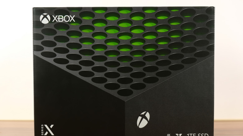 box for an Xbox Series X placed on a wooden surface against a white background