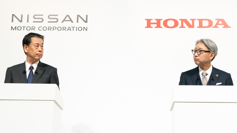 Nissan Motor CEO Makoto Uchida (L) and Honda Motor CEO Toshihiro Mibe (R) attend a joint press conference on December 23, 2024, in Tokyo, Japan.