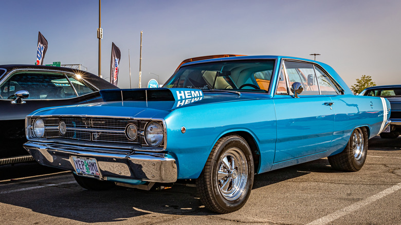 Mėlynas retro Dodge Dart