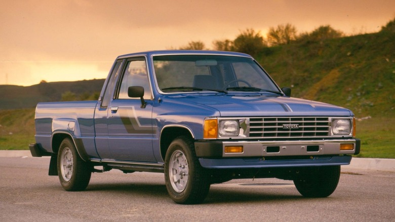 Caminhão Toyota azul dos anos 80