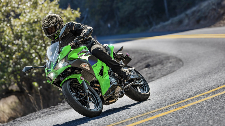 Kawasaki Ninja 500 going around a corner