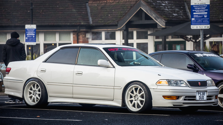 Toyota Chaser parked, front-right three-quarter view