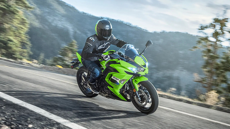 Person riding a Kawasaki Ninja 650 in the mountains