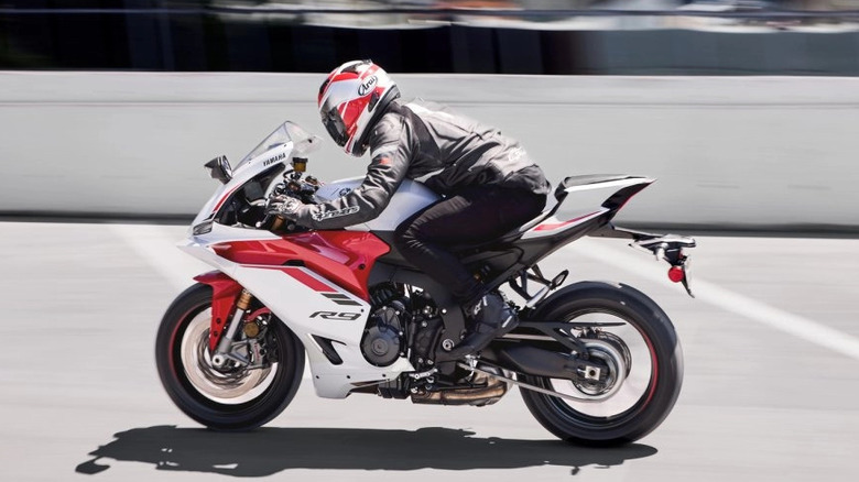 Person riding a Yamaha R9 being in a parking lot