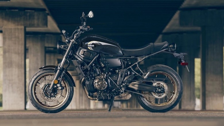 Yamaha XSR700 profile