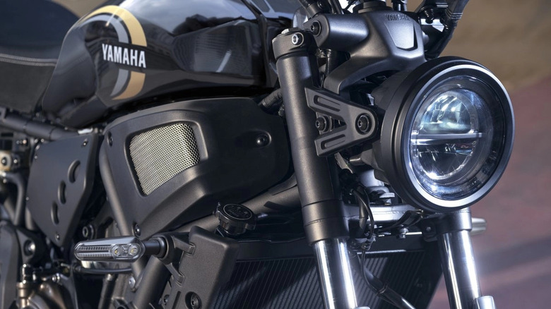 Yamaha XSR700 close-up of fuel tank and headlight