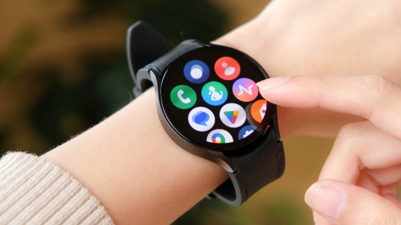 Un reloj inteligente con varias aplicaciones instaladas