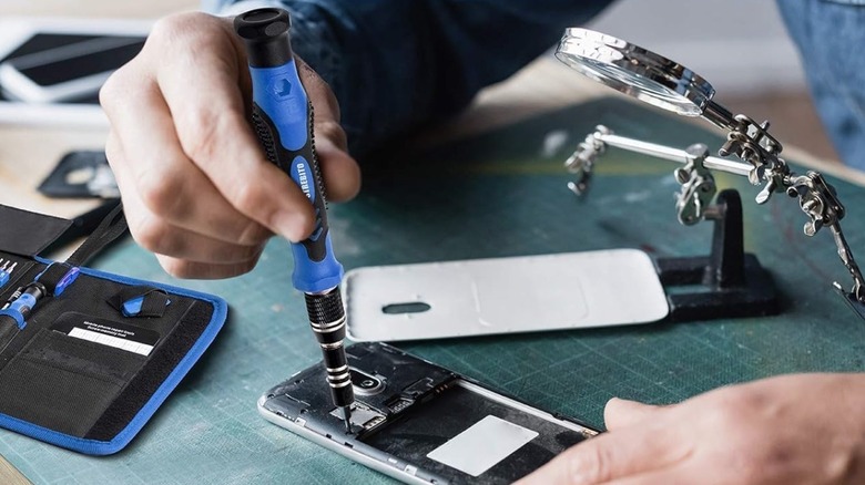 Person using Strebito tool on a camera lens