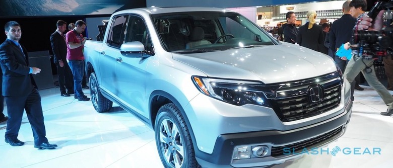 2017-honda-ridgeline-hero-0