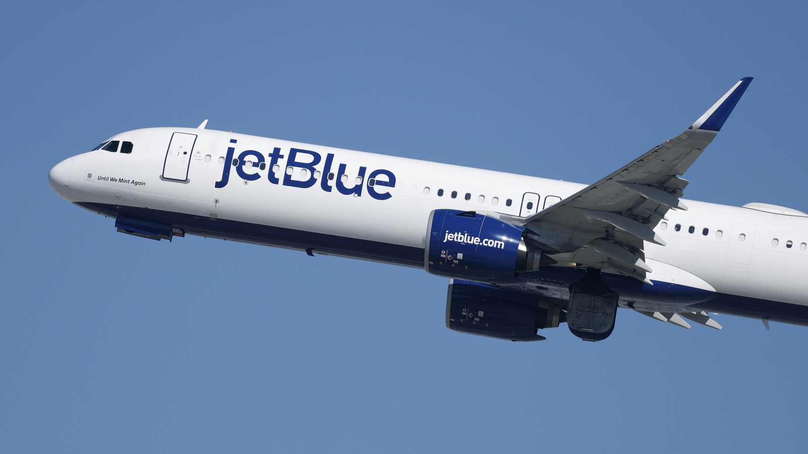 'It's Outrageous': US Air Force Plane Nearly Hits Commercial JetBlue Flight