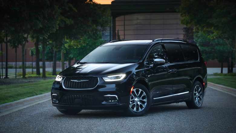 2025 Chrysler Pacifica plug-in hybrid